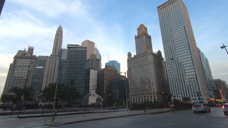 Chicago,-Im-Freien,-Blick-Auf-Die-Straße,-Gebäude,-Wolkenkratzer,-Stadtverkehr,-Vorbeifahrende-Autos,-Männer,-Die-Die-Straße-überqueren