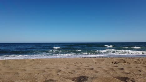 Olas-Del-Mar-En-Una-Playa-Vacía