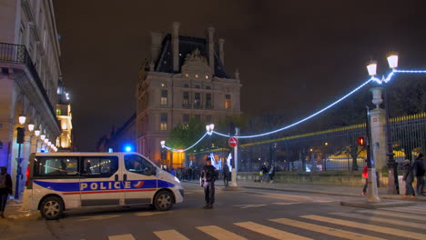 Ein-Polizeiwagen-Blockiert-Die-Rivoli-Straße-In-Der-Nähe-Des-Louvre-Museums-Und-Des-Tuileriengartens,-In-Dem-Der-Weihnachtsmarkt-Stattfindet