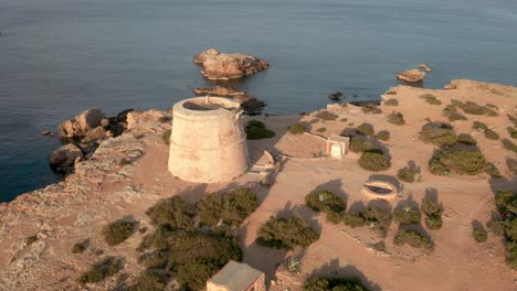 Panorámica-Alrededor-De-La-Torre-De-Vigilancia-Pirata-En-Ibiza