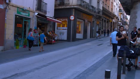 Menschen,-Die-In-Barcelona-Die-Straße-Hinaufgehen