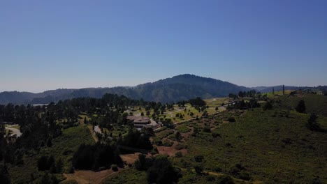 Vista-Aérea-De-Volar-Sobre-Los-Picos-De-Las-Montañas-De-La-Selva-Cerca-De-San-Mateo