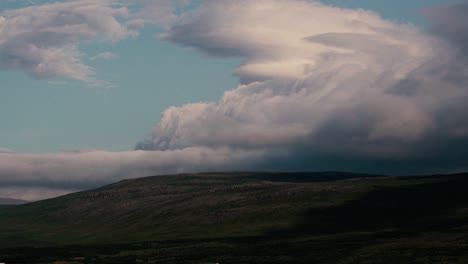 Zeitraffer-Von-Verrückten,-Sich-Bewegenden-Wolken-In-Island