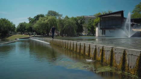 Városligeti-See-Stadtpark,-Mehr-Menschen-überqueren-Den-Mini-Damp