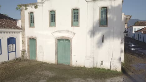 Drone-vertical-lift-and-showcase-of-historic-Igreja-de-Nossa-Senhora-das-Dores-and-reveal-of-Paraty,-Brazil