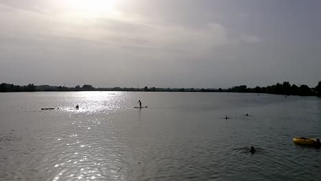 Vista-Panorámica-De-La-Gente-Pasando-Un-Buen-Rato-En-El-Lago-En-Un-Caluroso-Día-De-Verano