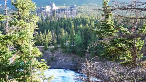 Fairmont-Banff-Springs-In-Banff-Town,-Alberta,-Kanada,-Zusammen-Mit-Dem-Bow-River-Fall-Im-Sonnenuntergang-Zwischen-Dem-Pinienwald-Mit-Klarem-Blauen-Himmel-Und