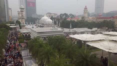 Masjid-Jamek-Moschee-In-Kuala-Lumpur-In-Dichten-Dunst-Gehüllt,-Der-Durch-Indonesische-Waldbrände-Verursacht-Wurde