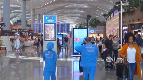 Shops-and-people-in-transit-on-new-Istanbul-airport,-Turkey