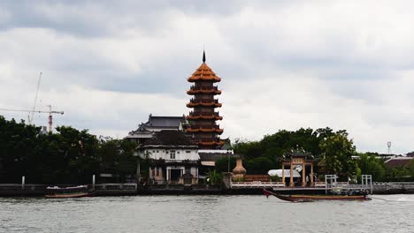 Che-Chin-Khor-Temple-and-Pagoda-at-Chaophraya-River-is-famous-to-devotees-and-for-sketchers,-photographers,-and-tourist-from-around-the-world