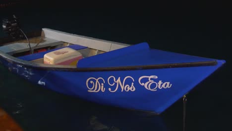 Ein-Boot,-Das-Nachts-Im-Kristallklaren-Wasser-Der-Insel-Curacao-Auf-Dem-Wasser-Schwimmt