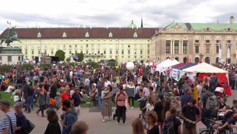 Multitudes-De-Personas-En-La-Plaza-Del-Héroe-Durante-Las-Protestas-Por-El-Cambio-Climático