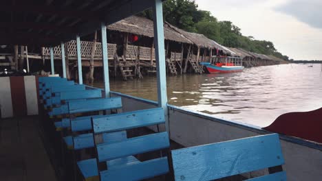 Vista-Al-Lago-Desde-El-Interior-De-Un-Barco-Turístico