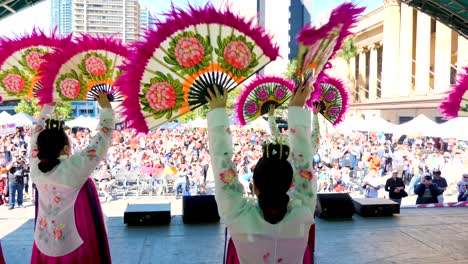 Cultura-De-Corea-Del-Sur,-Espectáculo-De-Danza,-Mujeres,-Vestido,-Tradicional,-Danza-Tradicional-Coreana-De-Asia,-Buchaechum