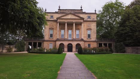 Ein-Kran-Vom-Torschild-Zur-Vorderen-Außenseite-Des-Holburne-Museums-In-Bath,-Großbritannien