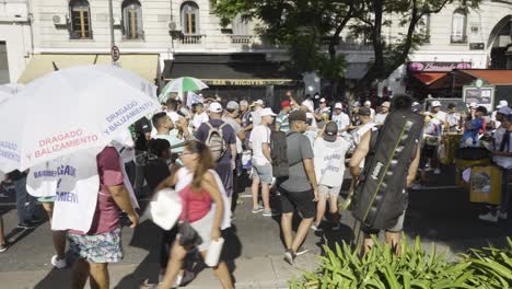 Manifestantes-Permaneciendo-En-Una-Calle-Y-Tocando-Tambores-En-Buenos-Aires