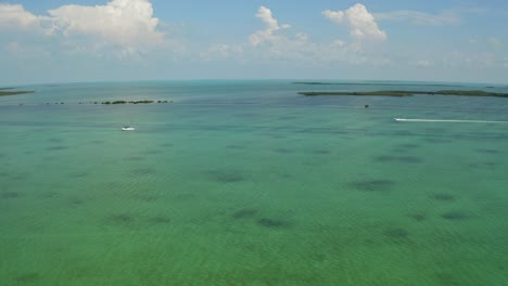 Luftaufnahmen-Von-Booten,-Die-An-Inseln-In-Den-Florida-Keys-Vorbeifahren