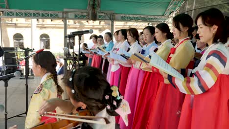 Koreanische-Leute-Mit-Hanbok,-Die-Während-Des-Koreanischen-Festivals-Orchester-Auf-Der-Bühne-Spielen