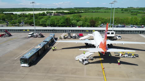 Das-Sunwing-Flugzeug-Ist-Gerade-Gelandet-Und-Das-Bodenpersonal-Bereitet-Sich-Darauf-Vor,-Die-Passagiere-Von-Bord-Zu-Bringen