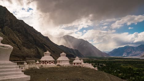 Sturm-Weht-Durch-Das-Tal-Und-Sonnenstrahlen-Bilden-Sich-Aus-Blick-Auf-Das-Kloster-Im-Nubra-Tal,-Ladakh