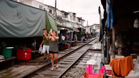 Eine-Aufregende-Zugfahrt-Zum-Mae-Klong-Eisenbahnmarkt