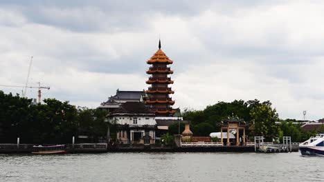 El-Templo-Y-Pagoda-Che-Chin-Khor-En-El-Río-Chaophraya-Es-Famoso-Entre-Los-Devotos-Y-Entre-Los-Dibujantes,-Fotógrafos-Y-Turistas-De-Todo-El-Mundo