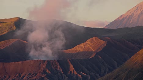 Rauch-Des-Mount-Bromo-Kraters,-Ost-Java,-Indonesien