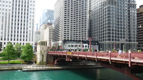 Vista-Del-Puente,-Centro-De-Chicago,-Estados-Unidos,-Vista-Panorámica-Del-Paseo-Del-Río,-Paisaje-Urbano,-Arquitectura-Del-Puente-Moderno-De-La-Ciudad-Urbana