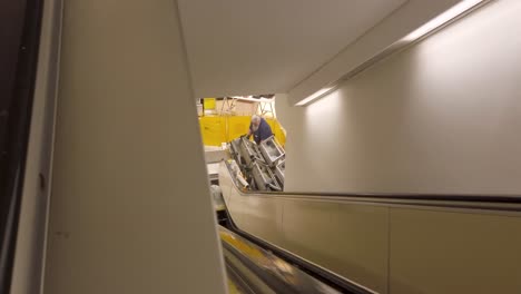 Ansicht-Eines-Mannes,-Der-An-Einer-Rolltreppe-In-Einem-Einkaufszentrum-Arbeitet
