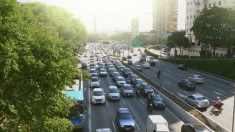 São-Paulo,-Brasil---Imágenes-4k-Del-Atasco-De-Tráfico-De-La-Concurrida-Avenida-23-De-Mayo-Cerca-Del-Parque-Ibirapuera