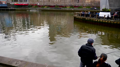 Gente-Pescando-En-El-Río-Yarra,-Melbourne,-Julio-De-2019