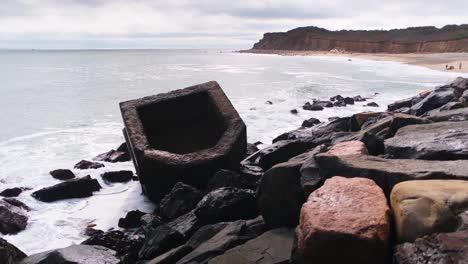 Mittlere-Schwebende-Aufnahme-Des-Bunkers-Von-Der-Spitze-Der-Felsen-Am-Strand-Von-Montauk-Point