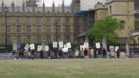 Vista-Detrás-De-Un-Grupo-De-Cristianos-Que-Protestan-Contra-La-Ley-Rse-En-Las-Escuelas-De-Inglés-A-Partir-De-2020-Fuera-Del-Parlamento-Británico-4k60fps