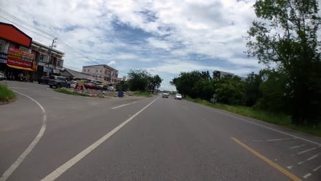 Este-Es-Un-Lapso-De-Tiempo-Con-Una-Cámara-De-Acción-Montada-Frente-Al-Camión,-Conduciendo-De-Pranburi-A-Hua-Hin-Y-De-Hua-Hin-A-Bangkok-En-Phet-Kasem-Road