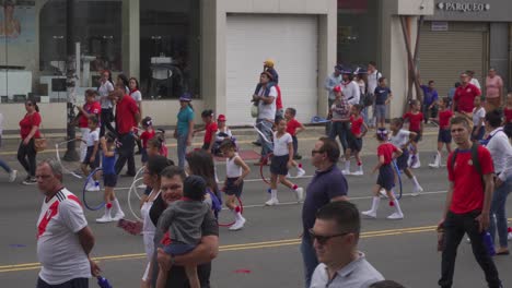 Niños-Pequeños-Marchan-Con-Hula-Hoops-Y-Cintas-Durante-El-Desfile-Del-Día-De-La-Independencia-De-Costa-Rica