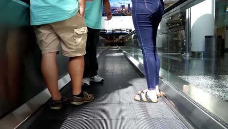 Menschen-Stehen-Auf-Einem-Beweglichen-Bürgersteig-Im-Miami-International-Airport-Und-Werden-Durch-Den-Flur-Transportiert