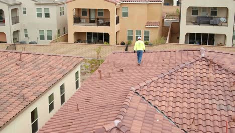 Instalador-Masculino-Inspeccionando-El-Techo-De-La-Casa-Antes-De-La-Instalación-Del-Panel-Solar