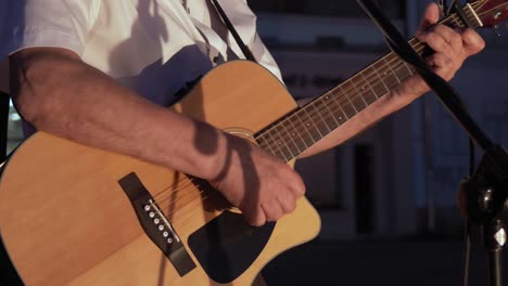 Musiker-In-Einem-Weißen-Hemd-Spielt-Nachts-Eine-Akustikgitarre
