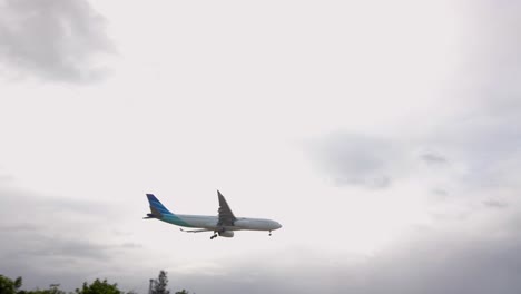 Avión-Garuda-Indonesia-Aterrizando-En-El-Aeropuerto-Internacional-De-Sydney