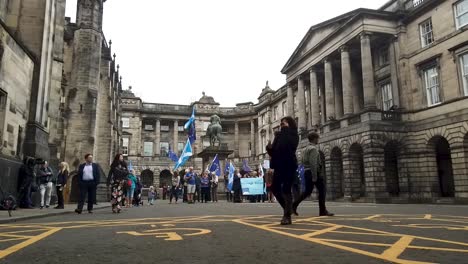 Timelapse-of-protesters,-tourists-and-the-media-at-the-legal-hearing-of-the-prorogation-of-Parliament-at-the-Court-of-Session-in-Edinburgh