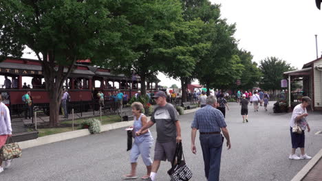 Strasburg,-Pennsylvania---26.-August-2019:-Massen-Von-Touristen-An-Der-Historischen-Strasburger-Eisenbahn-In-Strasburg,-Pennsylvania-Am-26.-August-2019