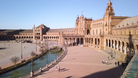 Edificio-Plaza-De-España-Y-Canal-Del-Río-Visto-Desde-El-Balcón,-Inclinado-Hacia-Arriba