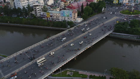Abendverfolgungsluftaufnahme-Der-Dien-Bien-Phu-Brücke,-Bezirk-Binh-Thanh,-Ho-Chi-Minh-Stadt,-Die-Den-Hoang-Sa-Kanal-überquert