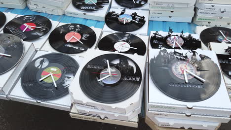 Soporte-Con-Relojes-De-Vinilo-En-La-Feria-De-Santo-Dominic-En-Gdansk