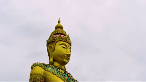 Eine-Große-Buddha-statue-In-Mahachai,-Die-In-Den-Himmel-Ragt,-Ist-Eine-Willkommene-Anziehungskraft-Für-Touristen-Und-Ein-Verehrungsziel-Für-Devotees,-Die-Besonderen-Segen-Wünschen