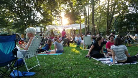 Ein-Biergarten-Im-Clark-Park-In-Philadelphia,-August-2019