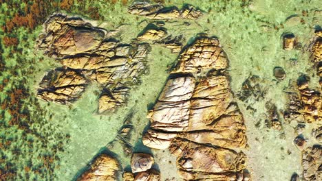 Azurblaues,-Kristallklares-Meer-Mit-Algen-Und-Felsen-Im-Wasser