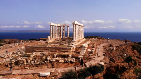 Templo-Griego-De-Poseidón-En-Atenas-Durante-El-Día,-Antena-Giratoria-Lenta