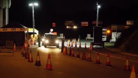 Puesto-De-Control-De-Tráfico-Nocturno---Salida-De-La-Autopista-Australiana---Plano-General