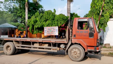 Camiones-De-Carga-Que-Transportan-Mercancías-Diarias-Ingresan-A-La-Frontera-Nepalesa-Desde-La-India-Durante-La-Pandemia-De-Coronavirus